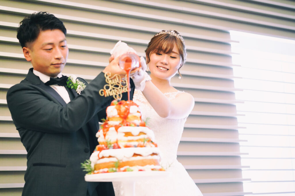 ゲストの方に感謝を伝えるWEDDING